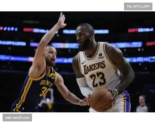 湖人勇士季前赛次战上演 詹姆斯库里场边观战引爆全场焦点 湖人勇士季前赛次战上演 詹姆斯库里场边观战引爆全场焦点