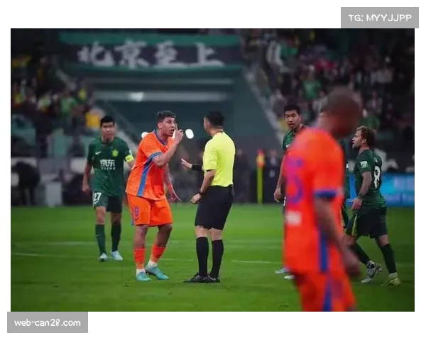 裁判争议判罚引球员不满,川超联赛调查启动 裁判争议判罚引球员不满,川超联赛调查启动